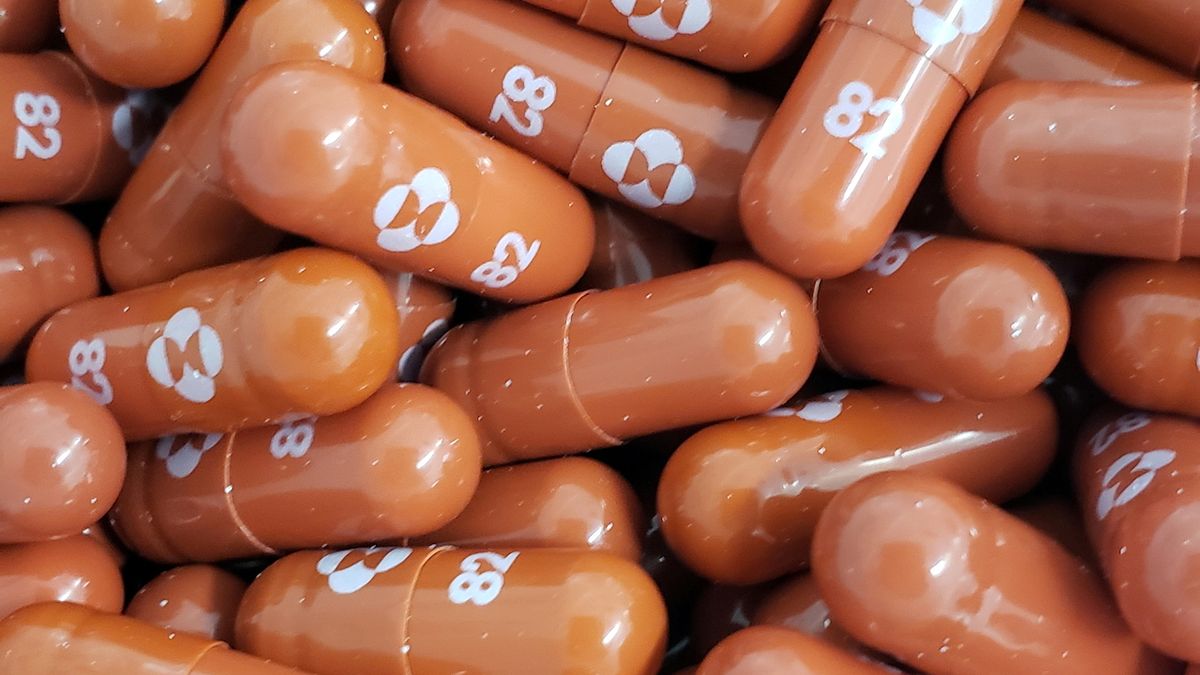 Lék proti covidu ve všech lékárnách, navrhují vládní poslanci